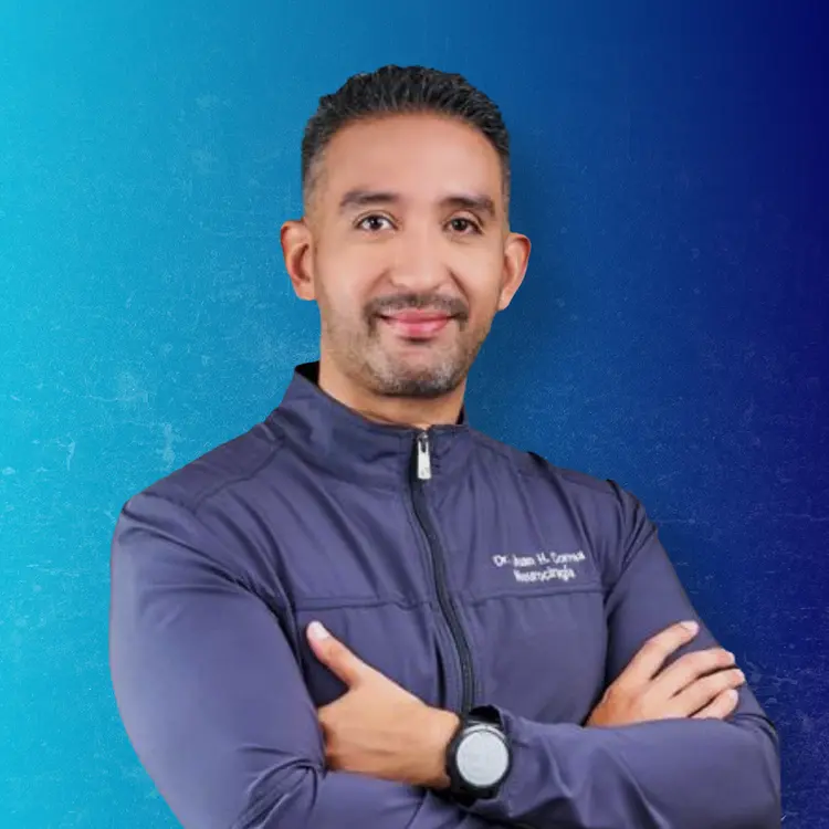Retrato del Dr. Juan Correa, neurocirujano y cirujano de columna en Panamá