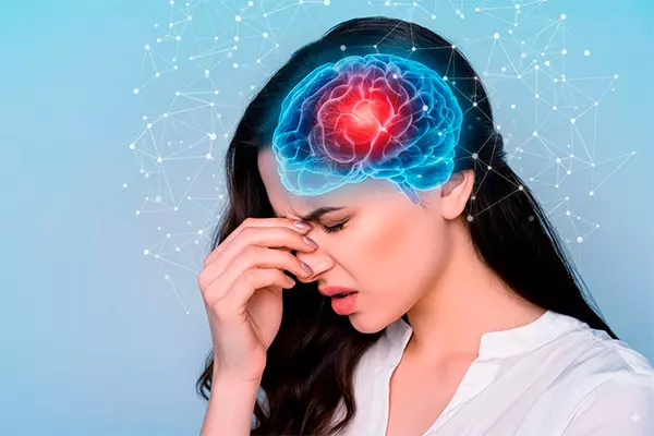 Tumores cerebrales y biopsias – Dr. Juan Correa, neurocirujano en Panamá Mujer con dolor de cabeza mostrando ilustración del cerebro, referencia a tumores cerebrales y biopsias, tratamiento especializado en Panamá