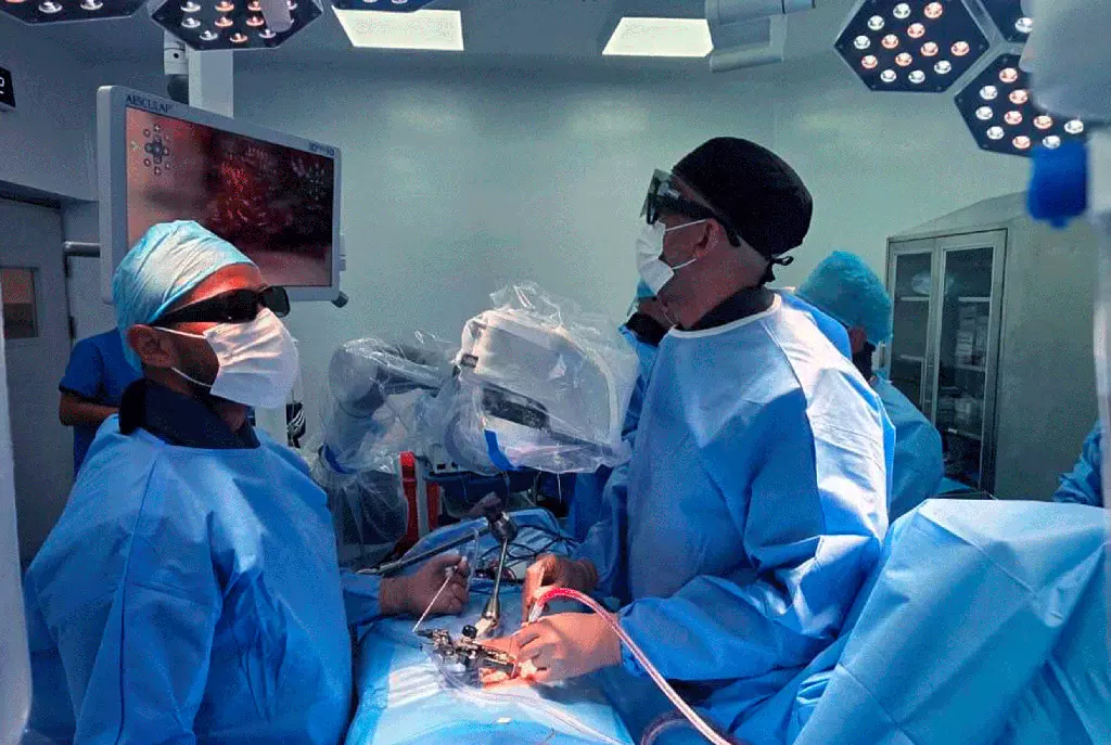 Procedimiento de bloqueos epidurales y radiofrecuencia para dolor de columna en Panamá