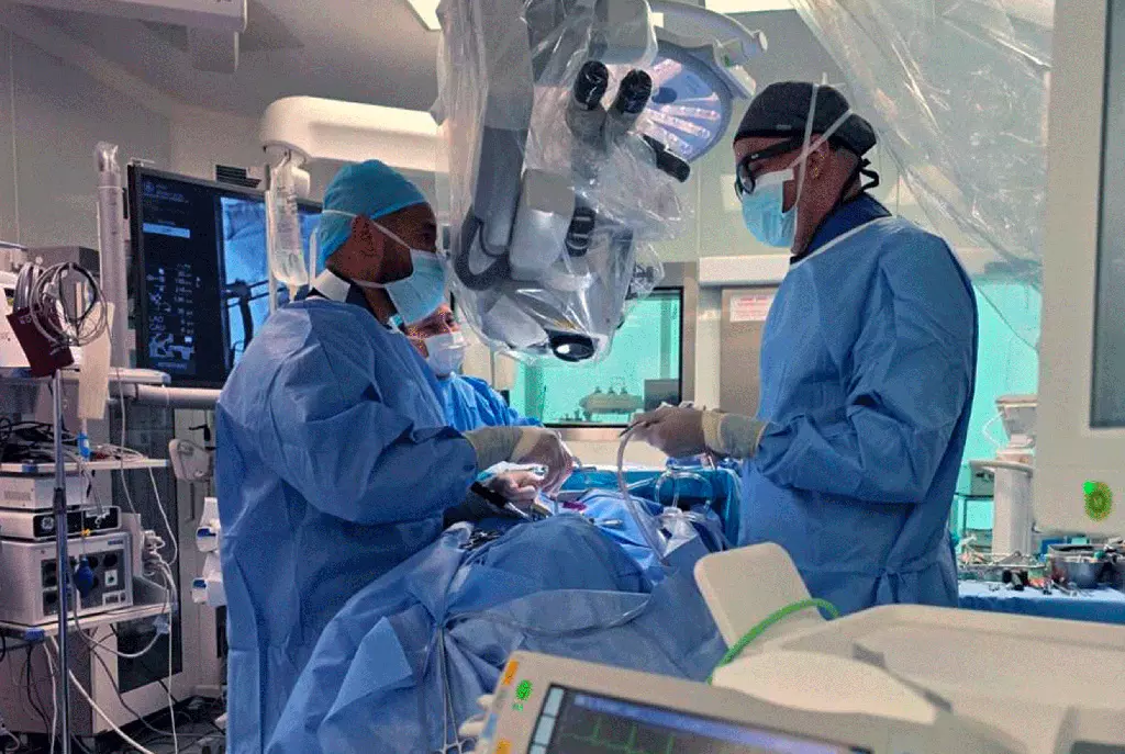 Cirugía mínimamente invasiva de columna vertebral con tecnología avanzada en Panamá