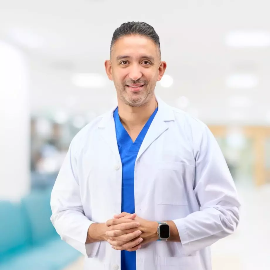Dr. Juan Correa, neurocirujano especialista en cirugía de columna en Panamá